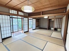 8帖の和室です。続き間のため、仕切り方によって個室としても広間としても利用しやすいレイアウトです。