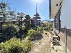 趣のある広々とした庭がございます。