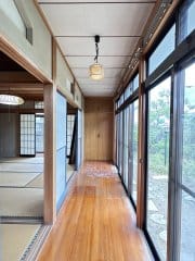 日差しが入りやすく、住まいにやわらかな雰囲気を添える空間です。