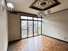 約8帖の洋室です。広さに余裕があり、主寝室としても快適にお使いいただける空間です。