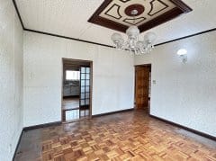 約8帖の洋室です。広さに余裕があり、主寝室としても快適にお使いいただける空間です。
