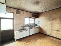 約7.75帖のダイニングキッチンです。また、外につながる勝手口もあります。