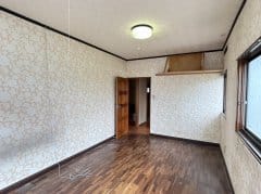 約7.5帖の洋室です。ゆとりのある広さで、寝室としてもリビング的な使い方としても対応しやすい空間です