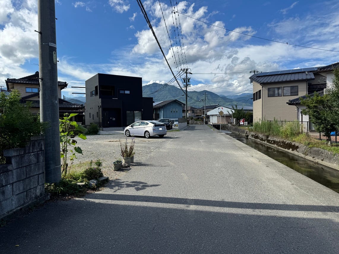 東側の飯田市道(南側から撮影)