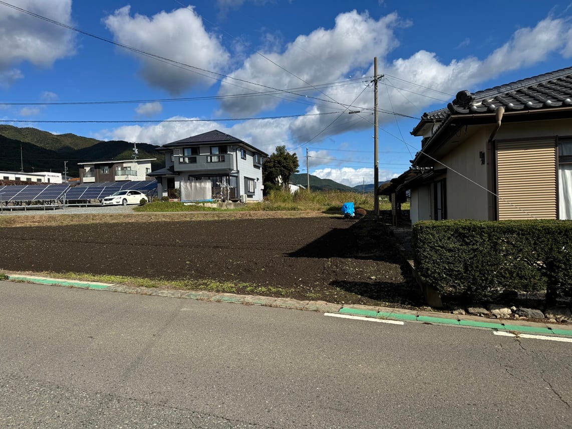 東側の隣接との境(南から北へ)