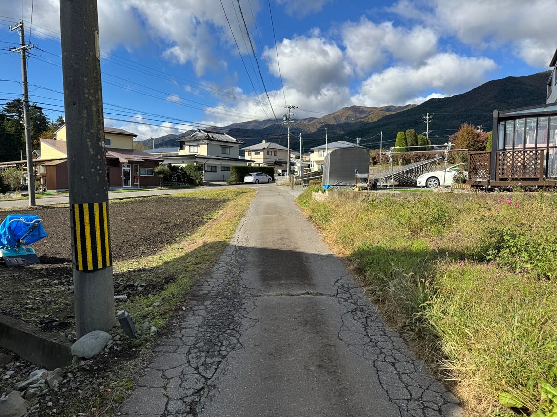 北側公道(東から西へ向かって撮影)