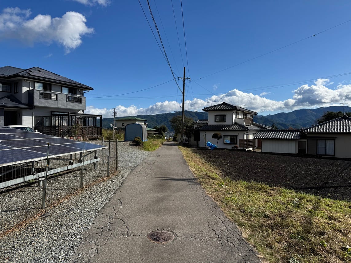 北側公道(西から東へ向かって撮影