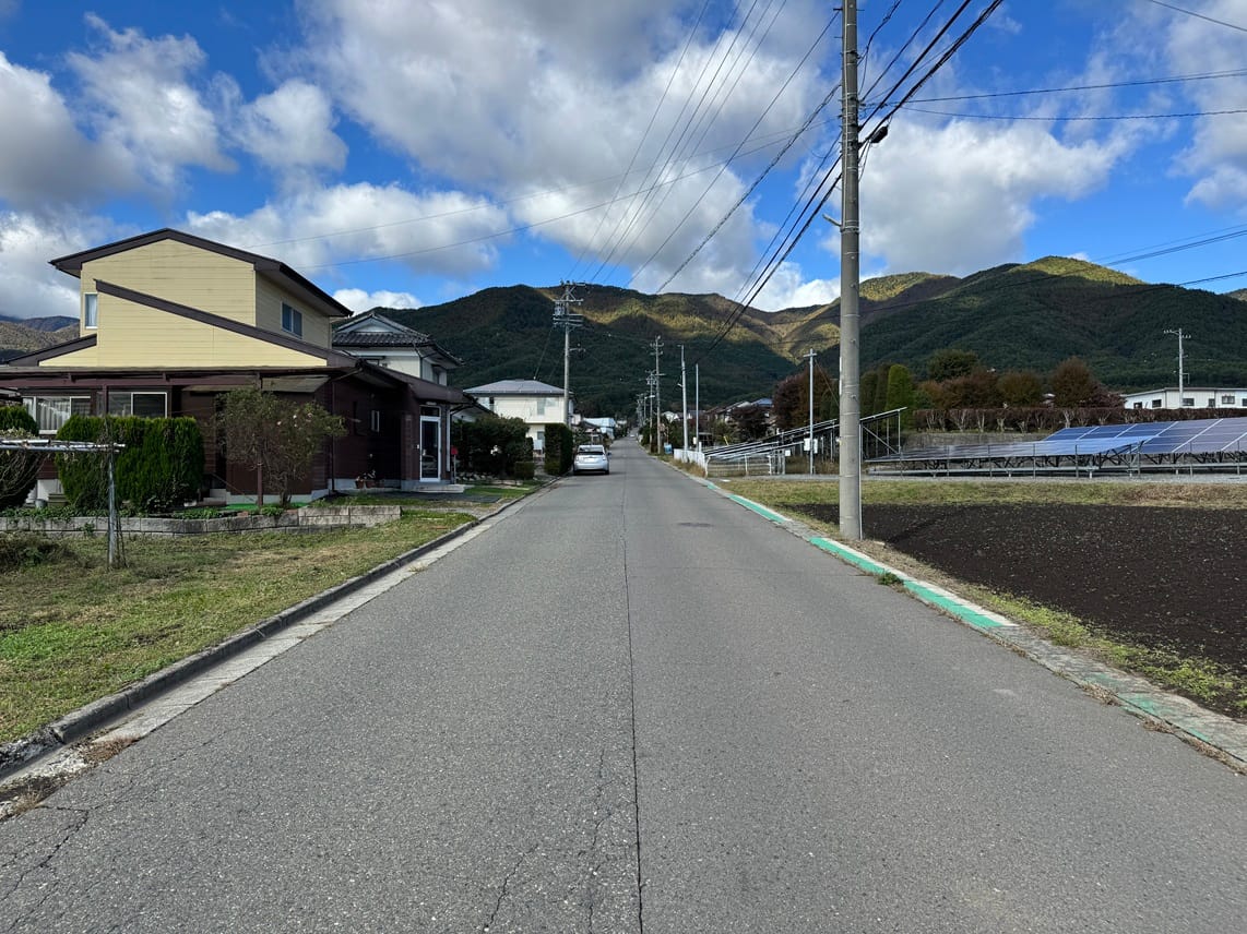南側公道(東から西へ向かって撮影)