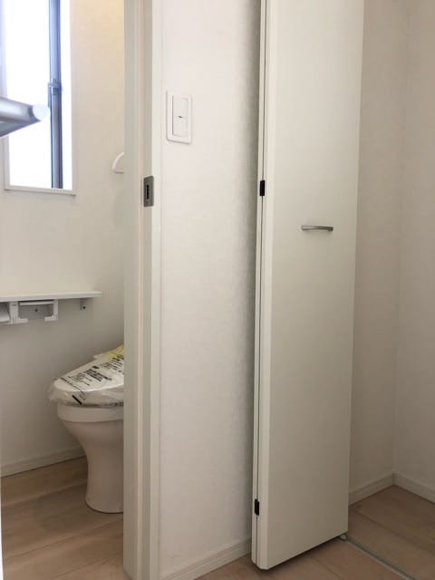 ２階トイレ／収納