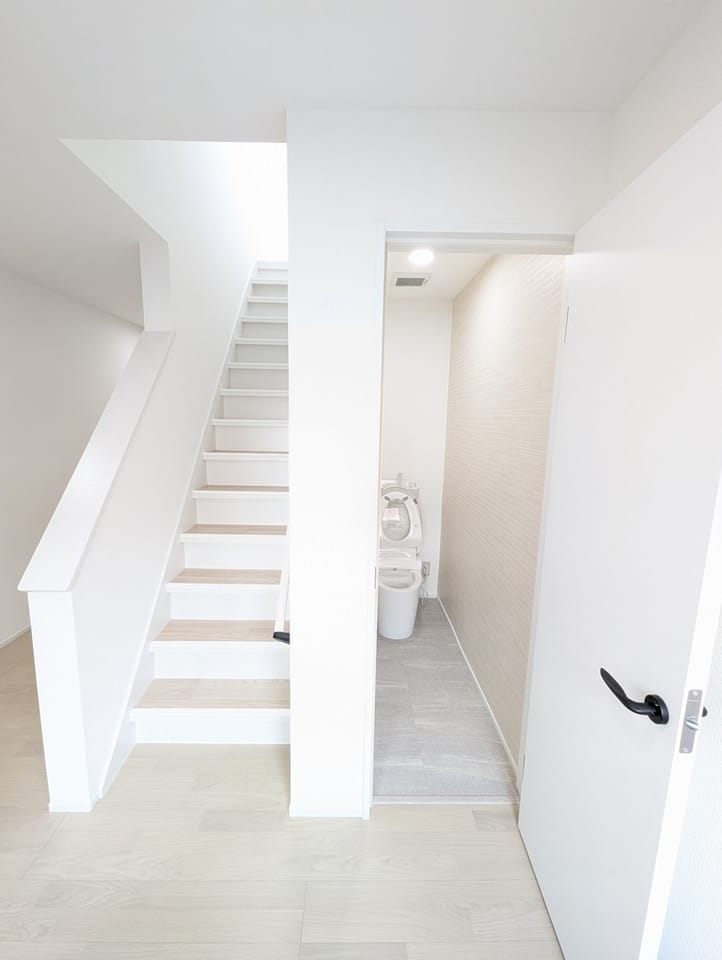 階段の隣にトイレがあり2階からのアクセル◎