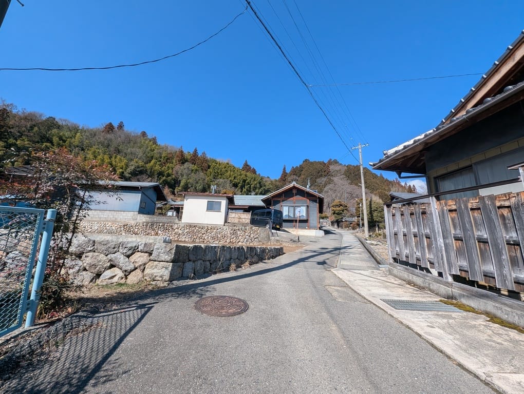 幹線道路から少し入っているため周りはとても静かです
