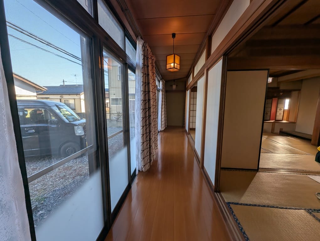 明るい光が差し込む縁側付きの家