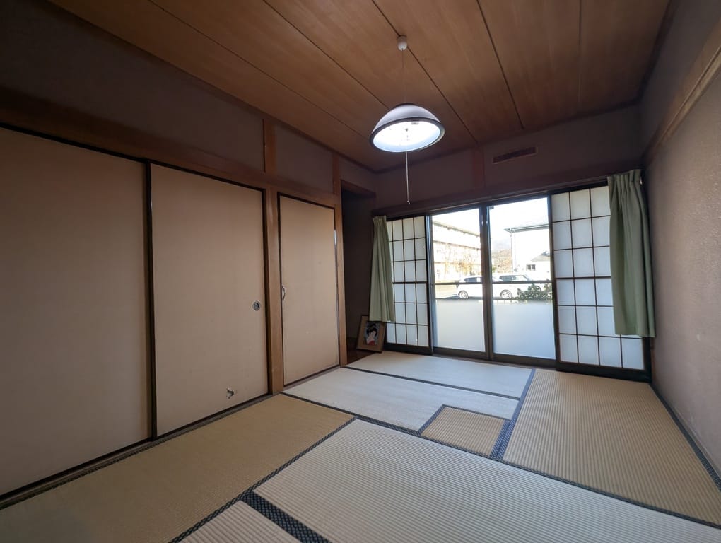 読書やお昼寝も楽しめる広々和室