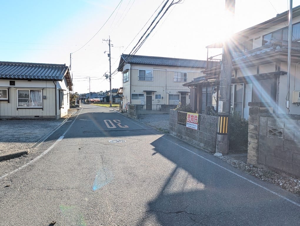 車の出し入れも安心、広い前面道路