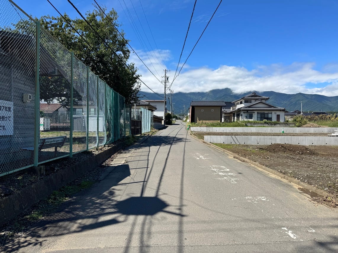 村道4号線(南側公道)東から西へ