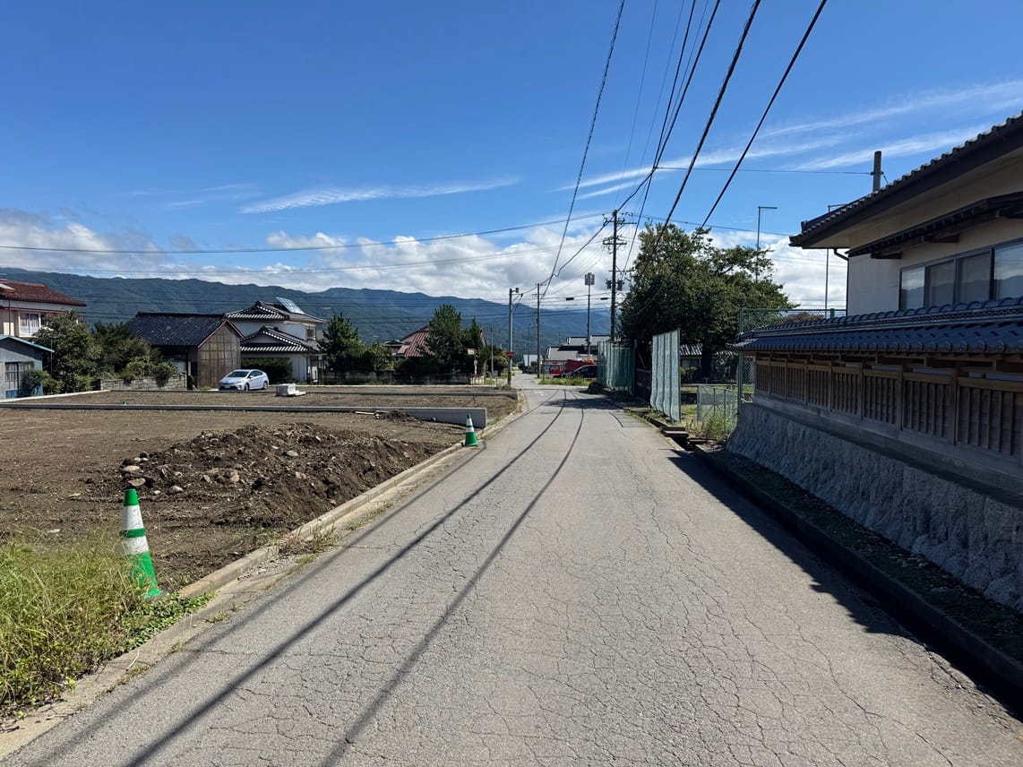 村道4号線(南側公道)西から東へ