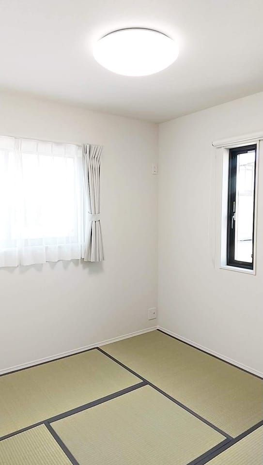 4.5帖の和室。スッキリしたデザインのフチなし畳。リビングとの間に廊下を挟んでいるため独立した居室として利用できます。