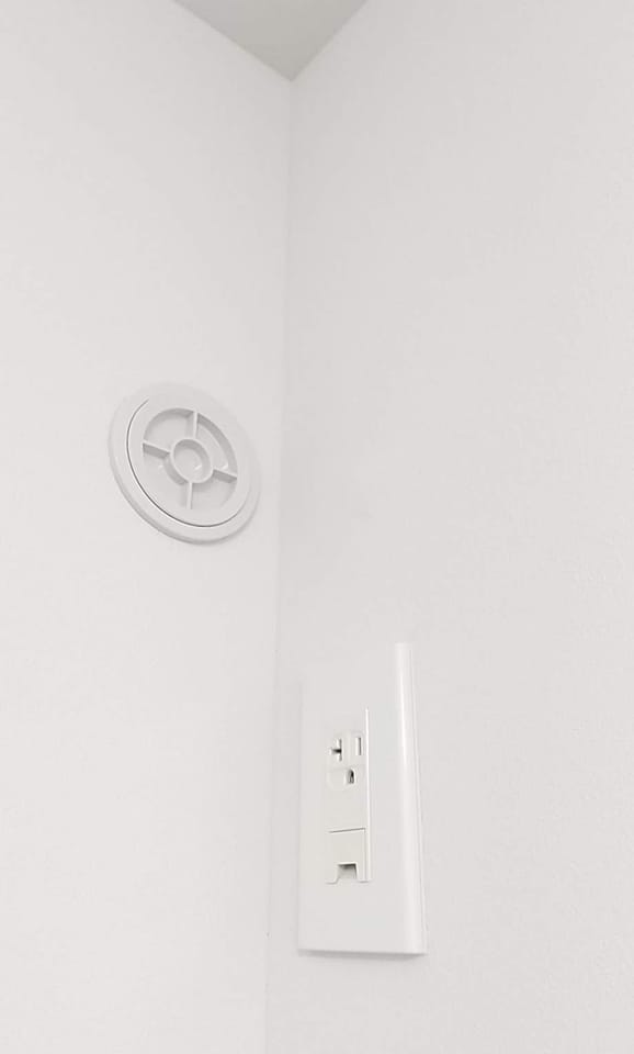 エアコンのついていない部屋でもエアコン設置用のコンセントとスリーブ穴を施工済みです。