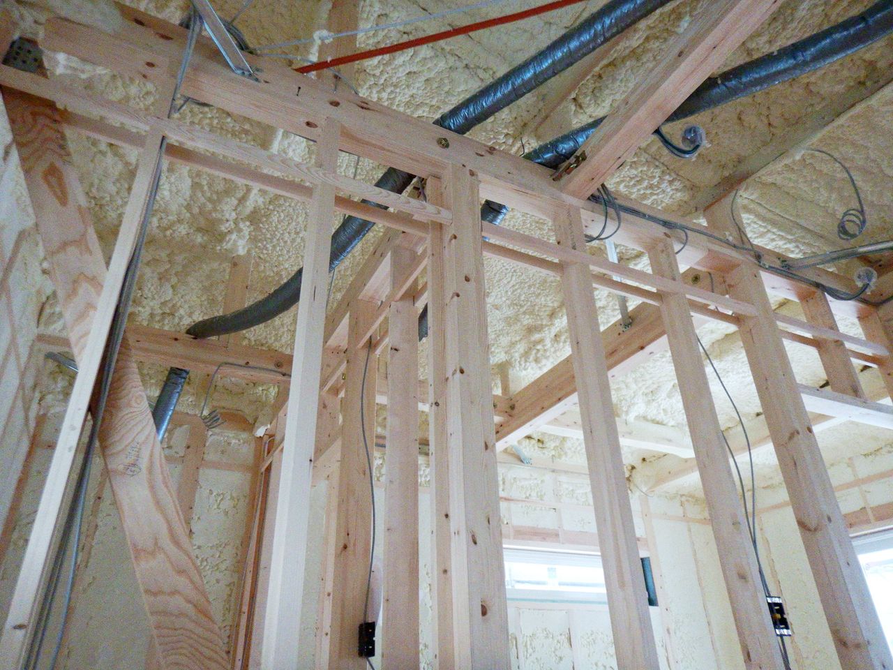 主要構造部（柱・梁等）には構造用集成材（エンジニアリングウッド）を採用。集成材は無垢材に比べ1.5倍の強度を持ち、強度のばらつきも少なく、狂いや縮み変形が発生しにくい木材です。