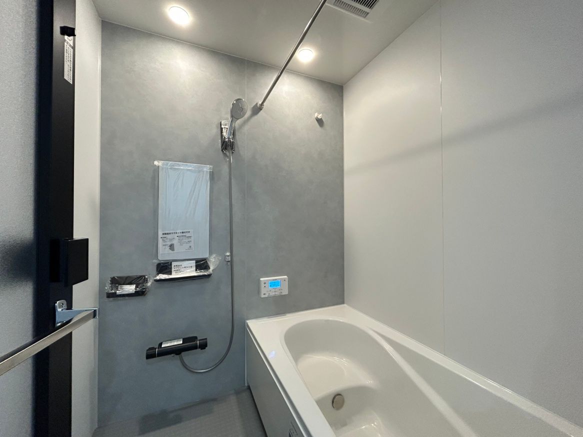 保温性に優れ、浴室暖房乾燥機付きで快適なバスタイムをサポートします。キレイサーモフロアで嬉しい冷えにくい床!高断熱浴槽で湯温を長時間キープし、省エネにも貢献。