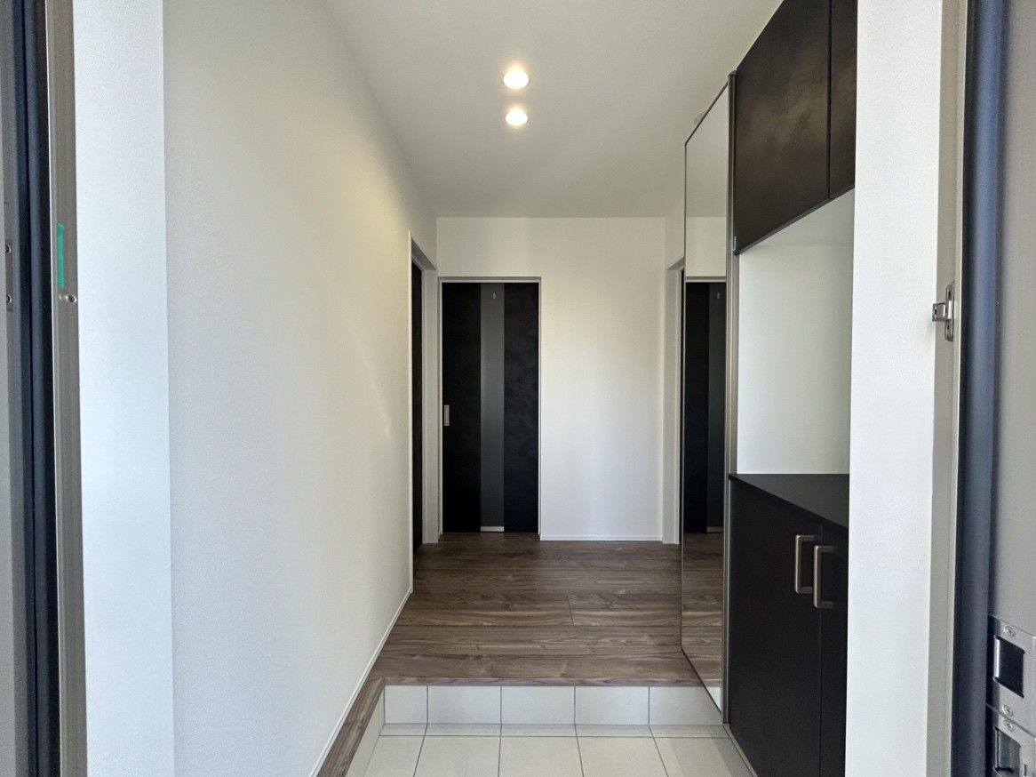 玄関にはミラー付き収納を設置。すっきり片付きます。