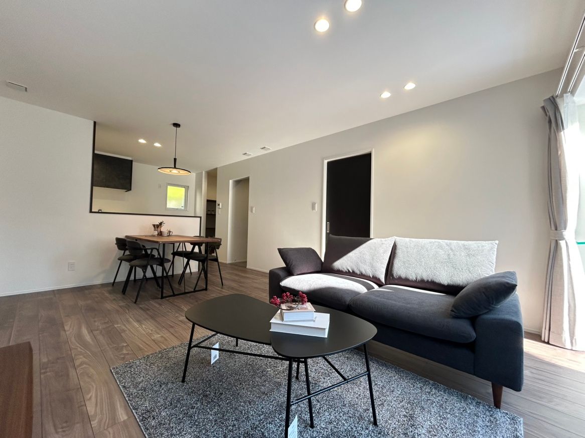 家族との会話が弾む対面キッチン。キッチンからLDK全体を見渡せるから、料理中もお子さまの姿がしっかり見えて安心です。