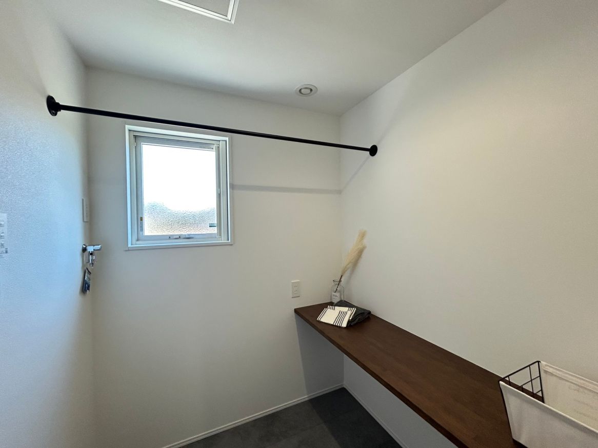 ランドリースペースには作業台を設置。洗濯物をたたんだり、アイロンをかけたり便利な空間に。