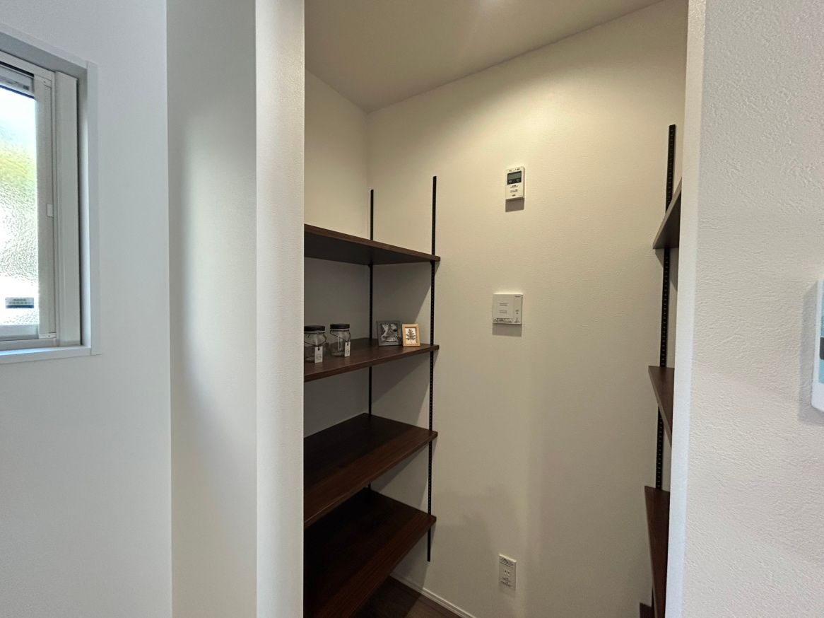 キッチン横にはパントリーを設置。キッチン回りがすっきり片付きます。