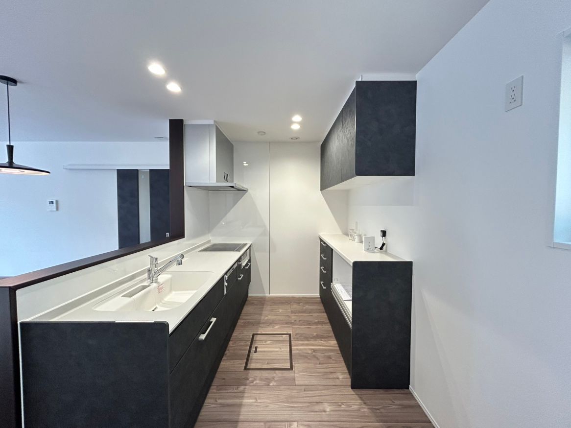 備え付けのカップボードには、引き出し式のゴミ箱を設置。キッチン周りをスッキリ整理でき料理もはかどります♪