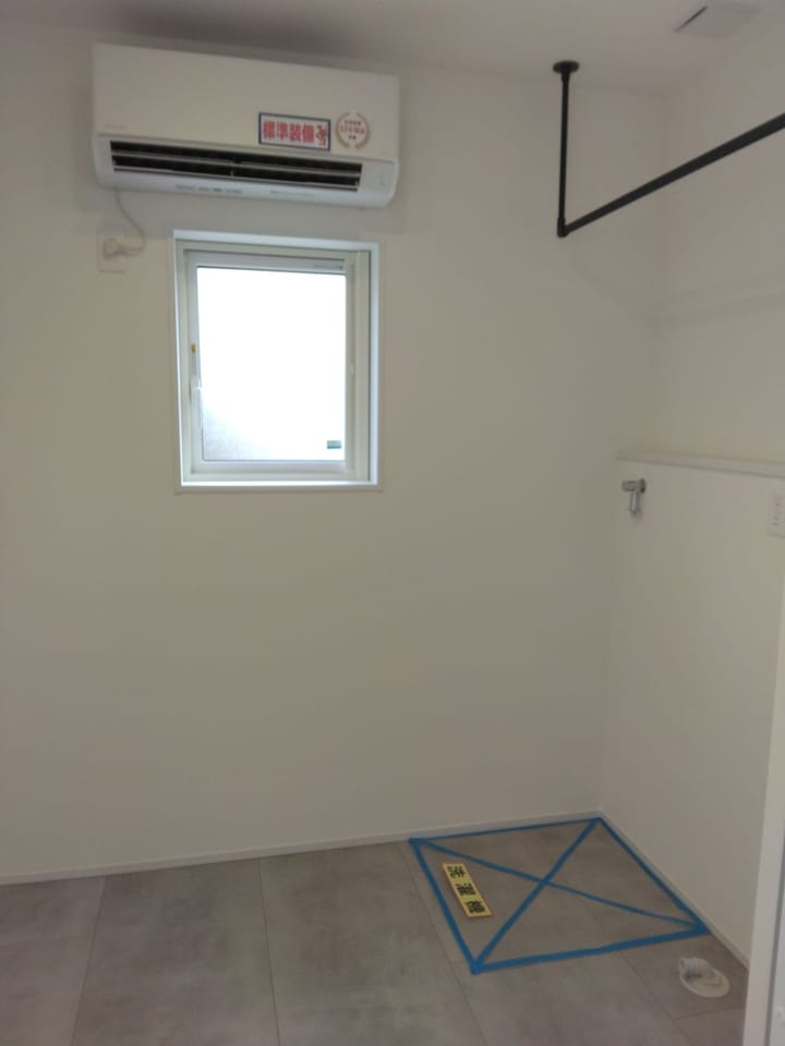 ランドリールーム 洗濯後すぐに干せるランドリーパイプ設置です