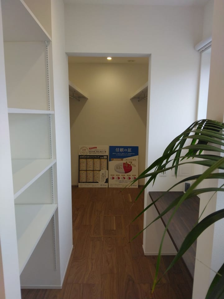 書斎 書斎の窓を見上げると山が見えます。背中側には棚を設置で収納もしっかり。奥はクローゼットです。