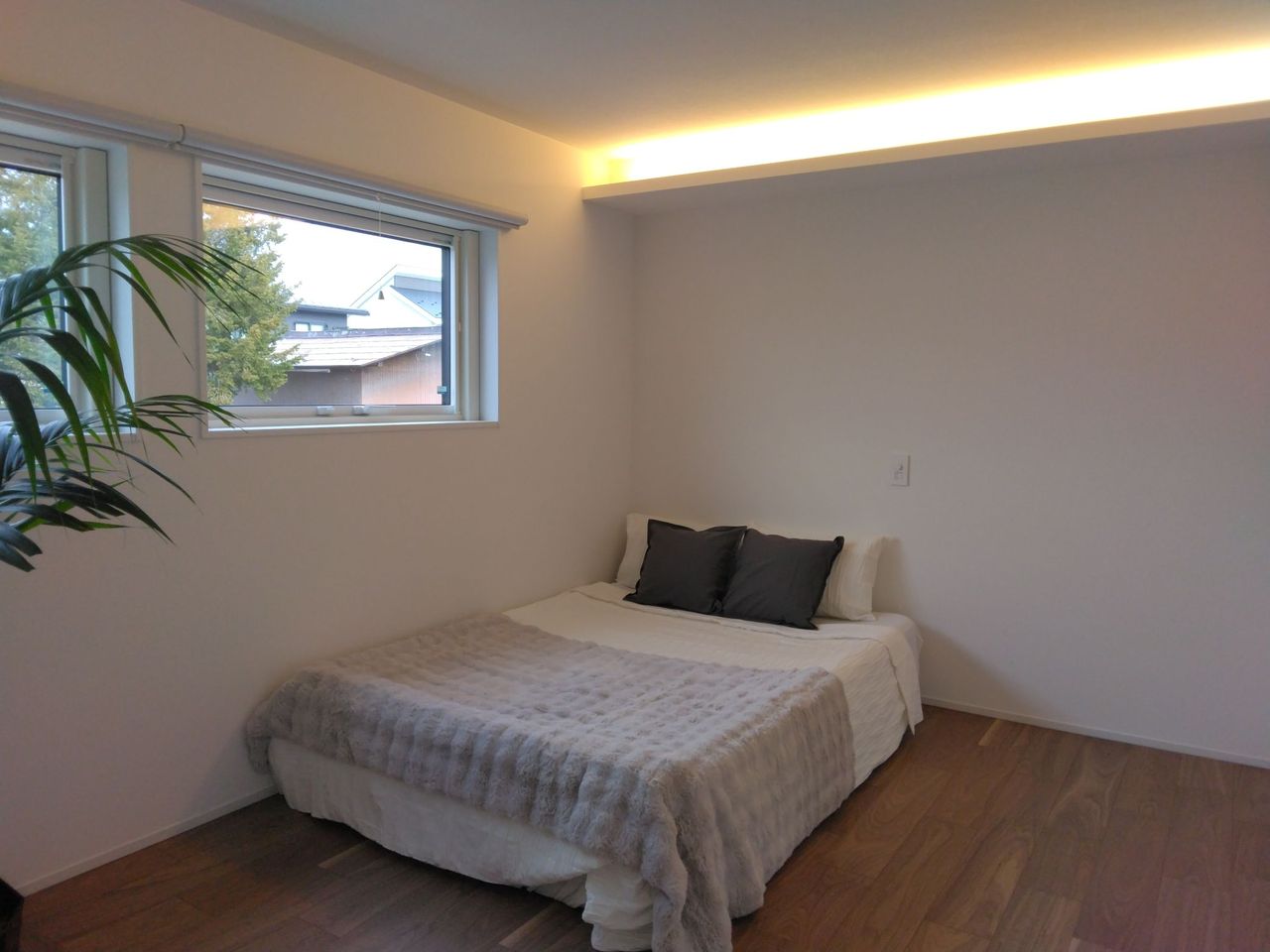 寝室 落ち着いた寝室。床に高さを設けることにより、お布団の利用も可能となっています。