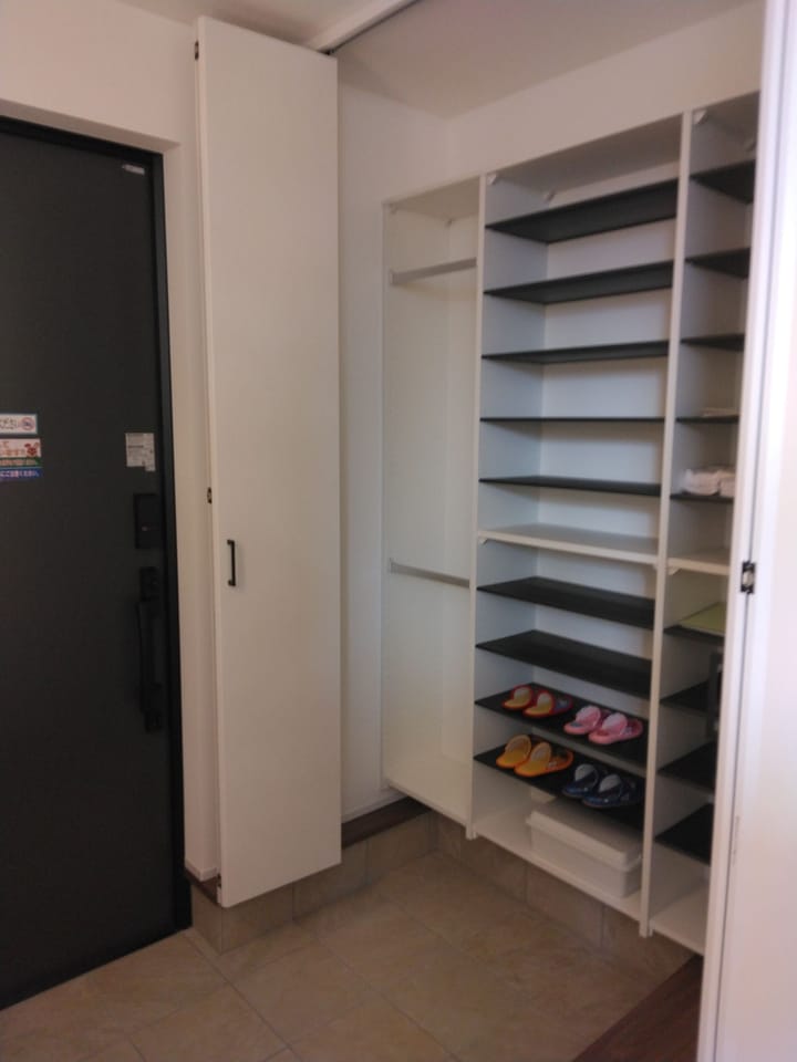 玄関収納 靴はもちろん、傘や上着まで収納できる玄関収納です