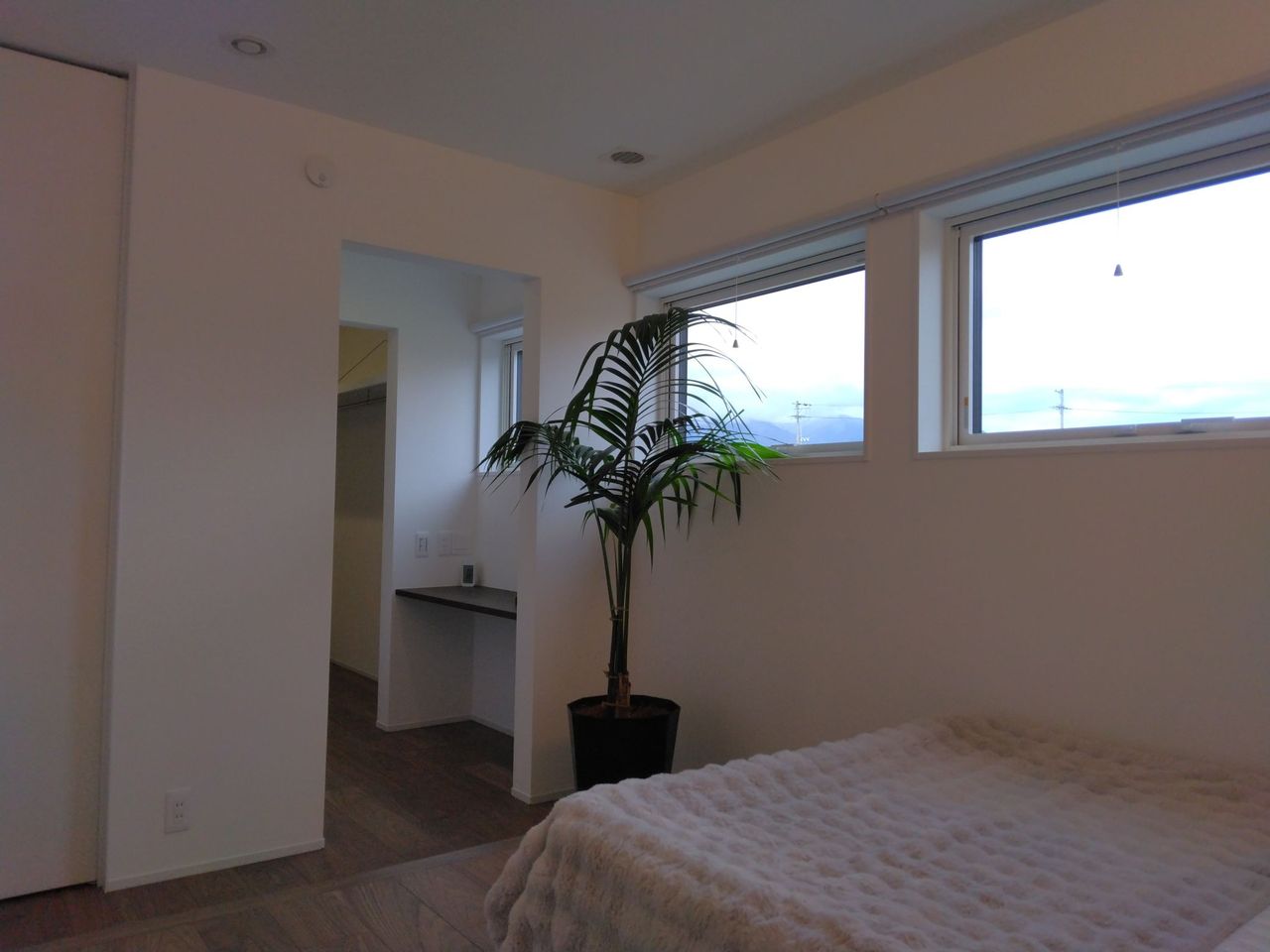 寝室 高めの窓が一段と景色を美しくみせます