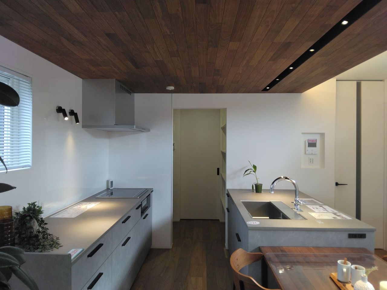 キッチン 埋め込みのダウンライトでスタイリッシュなオープンキッチンです。