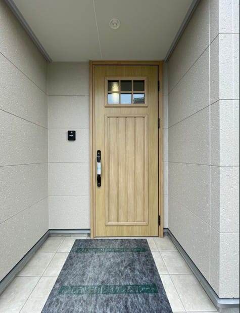 玄関 明かり取り窓のある玄関ドア♪