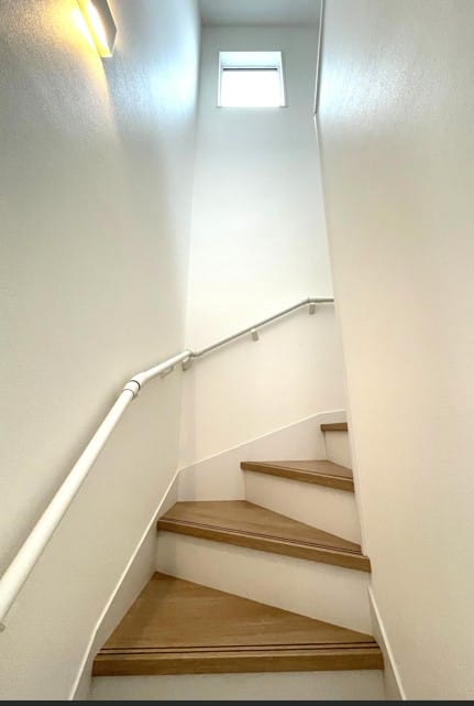 階段 手すりがついています