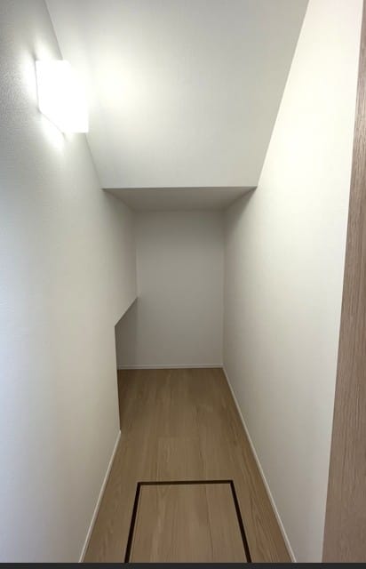 階段下収納も照明がついていて使いやすい♪