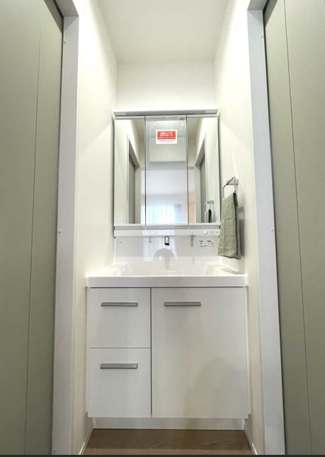 洗面台 三面鏡付き洗面台(収納の中にコンセントあります!)