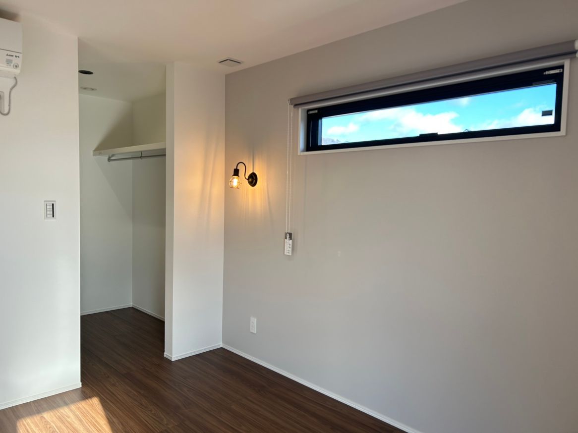 2階主寝室 奥の両壁にクローゼットがあります。