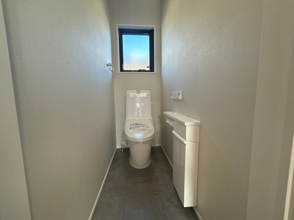 2階 トイレ 整理収納棚がついています