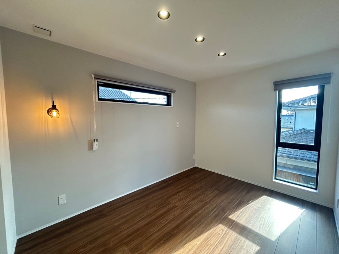 2階 主寝室 東と南に窓があります。間接照明で落ち着く寝室です。