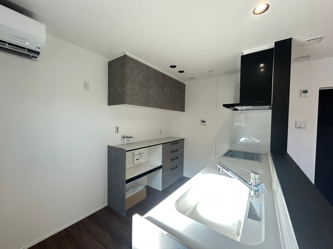 キッチン 南側に窓があるため明るいキッチン