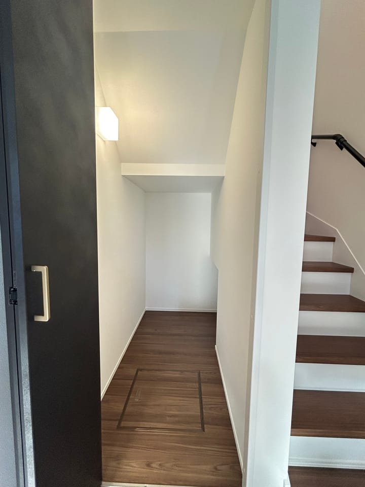 階段下収納 奥行きもあり、照明もついています