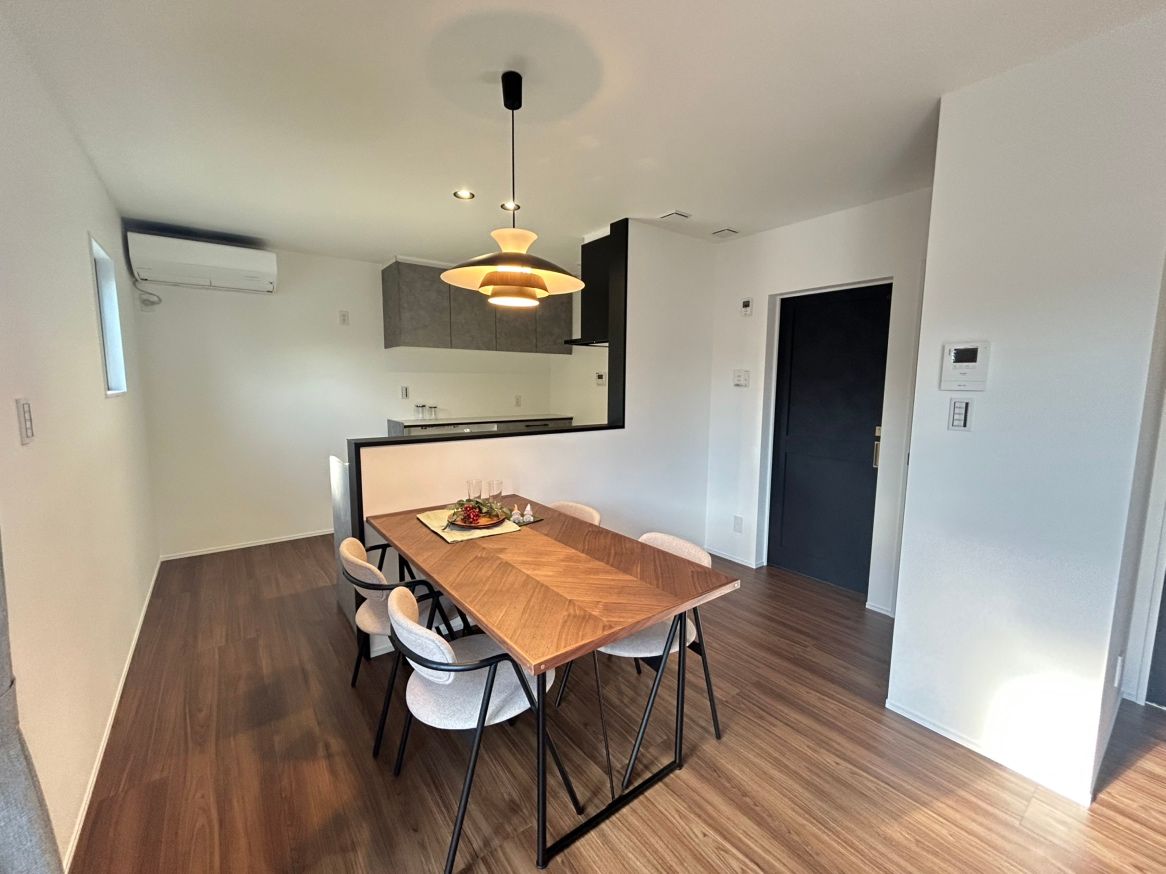 ダイニング ペンダント照明が明るく食卓を照らします