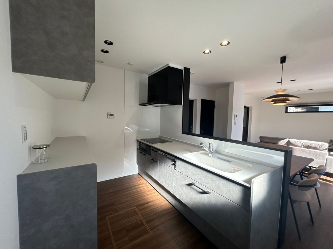 キッチン 吊戸棚から引き出しまでたっぷり収納できます。