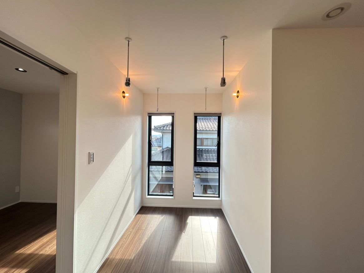 2階ホール 南側に並んだ窓からたっぷり陽射しが入ります。ホスクリーン設置済み。