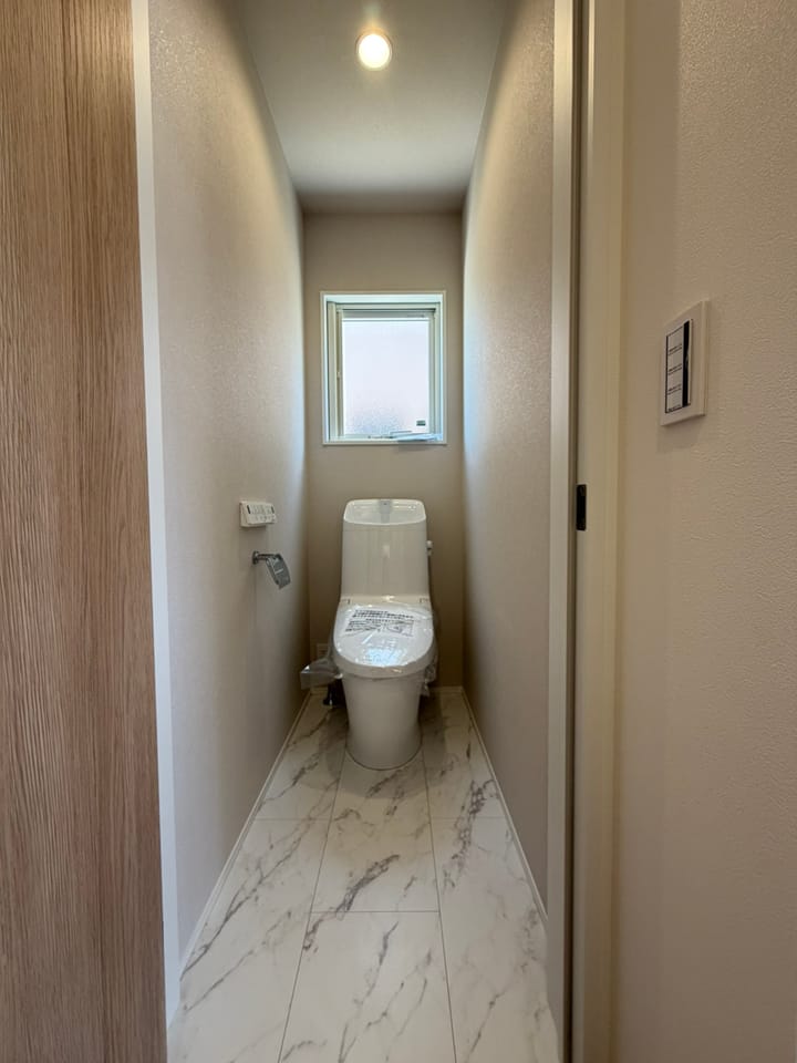 各階にトイレを設置!LIXIL製の便器はフチレス形状で汚れが溜まりにくく、サッとひと拭きでお手入れが完了。節水タイプを採用しており水道代の節約にもつながります。