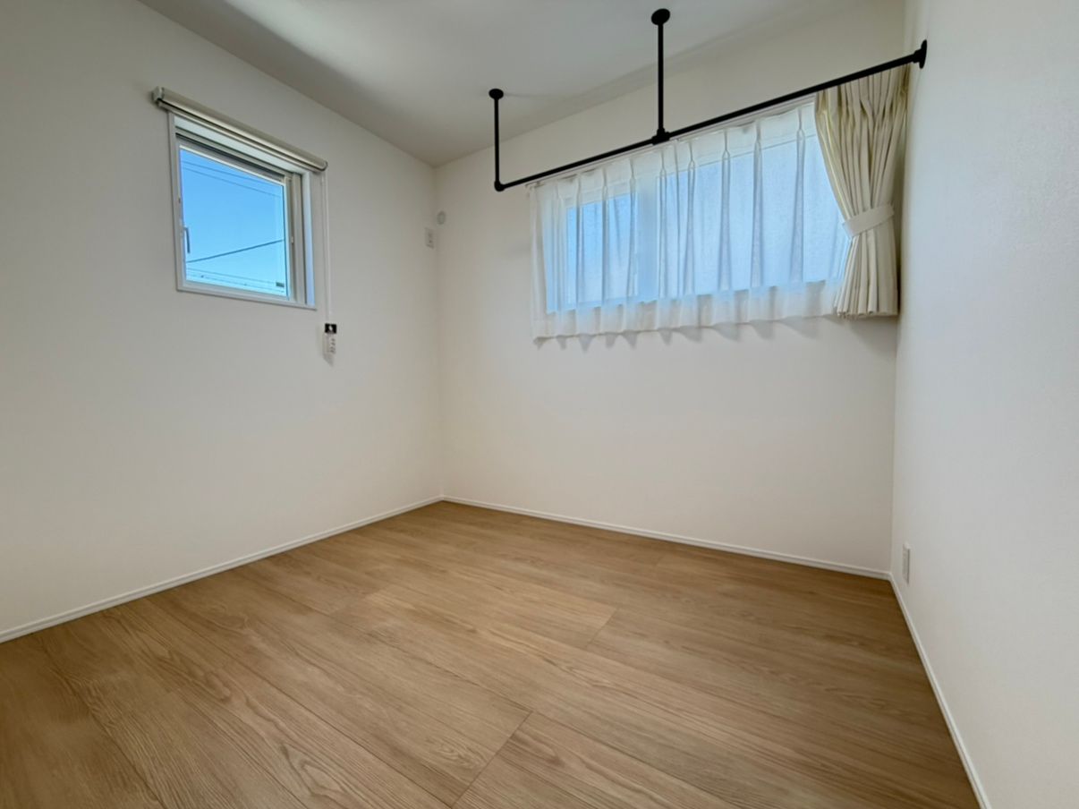 2階洋室には各部屋に機能性とデザイン性を兼ね備えたアイアンバーを設置。おしゃれにスペースを有効活用できます。