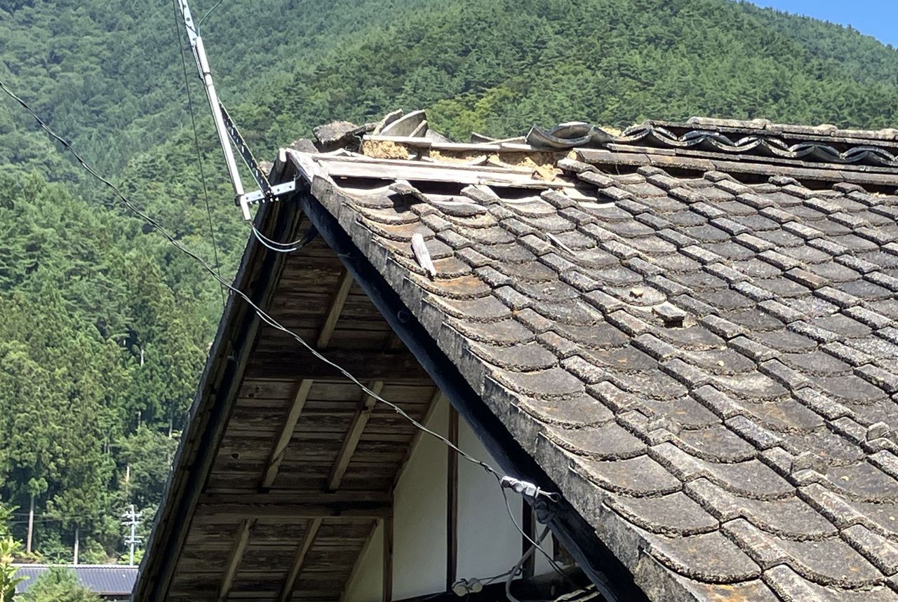 母屋屋根崩落1